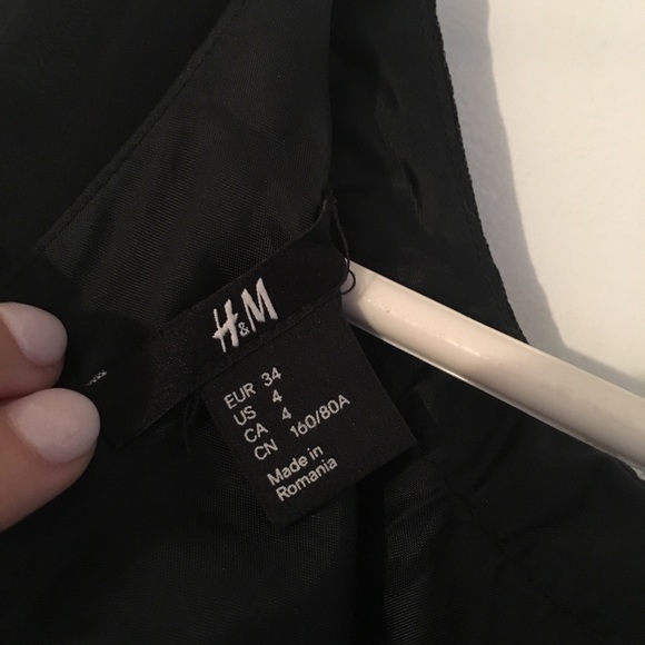 Little black dress with pearl collar - Picture 5 of 5